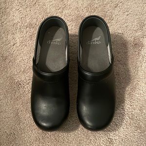 Black leather Dansko clog